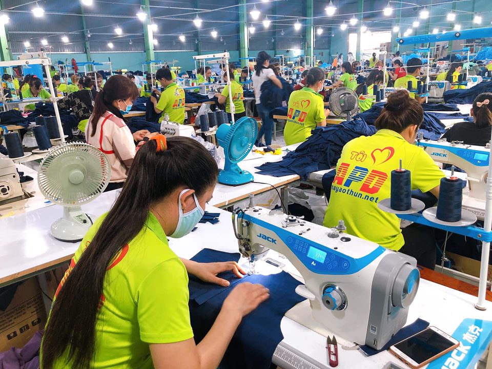 Công nhân may áo thun làm việc môi trường cao xưởng rộng